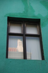 Fensterfront an alte Gebäude