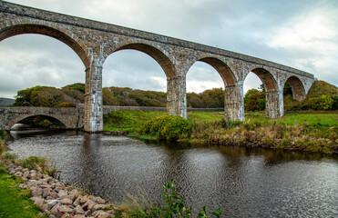 Fototapeta na wymiar Cullen viaduct over the road and river with water reflection 