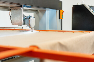 Automatic industrial sewing machine for stitching fabric
