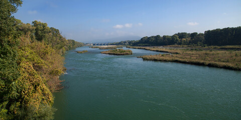 Le Rhône aux abords de la ville de Rochemaure (Ardèche)