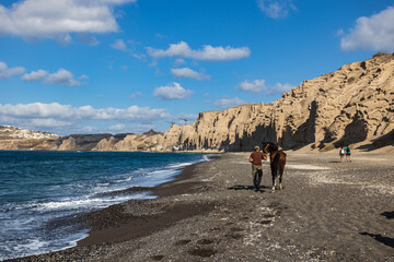 Cavallo in spiaggia a Santorini