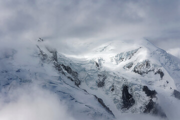 Vue sur le Mont-Blanc dans els nuages depuis la terrasse de l'Aiguille du Midi 