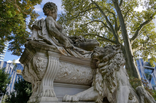 Historisches Denkmal mit L&ouml;we in einem Park in D&uuml;sseldorf