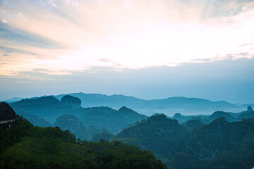 Obraz premium Wuyishan, Wuyishan City, Fujian Province - the view of mountains facing the sky at sunrise