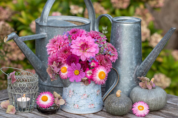 Blumenstrauß mit pink Dahlien, Strohblumen und Cosmea © Natalia Greeske
