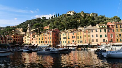 Fototapeta na wymiar Maisons colorées sur le quai longeant le port de plaisance du village de Portofino en Ligurie, sur la Riviera italienne, au bord de la mer Méditerranée (Italie)