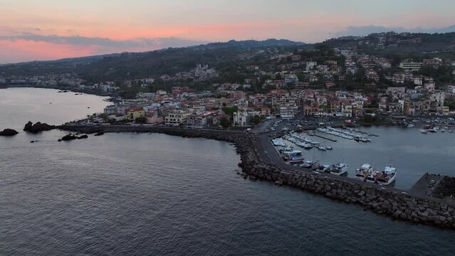 Il Porto di Acitrezza e i Faraglioni dei Ciclpi. Sicilia, Italia.
Vista aerea al tramonto delle Isole di Ciclopi difronte Aci Trezza.
