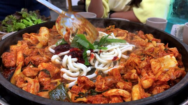 한국 춘천 닭갈비 라는 이름의 철판 요리, 닭을 매운 소스에 구워 먹는다4k 24