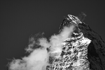 Montagne suisse noir et blanc
