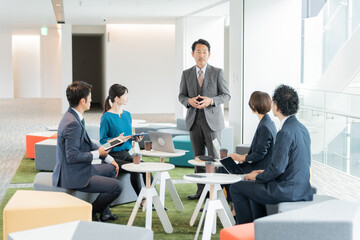 会議するアジアのビジネスマンたち