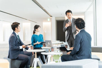会議するアジアのビジネスマンたち