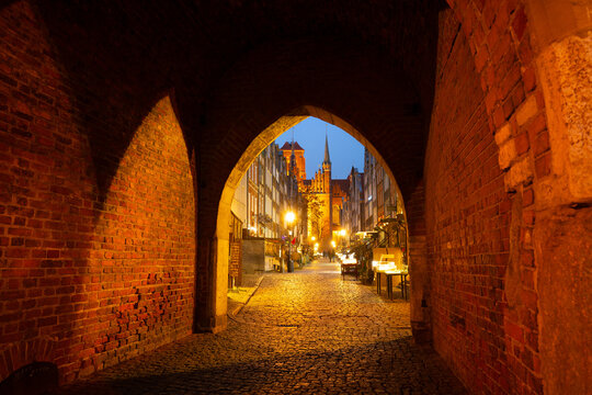 2022-12-02 evening view st. Marys church and Mariacka street in the old town center of Gdansk, Poland