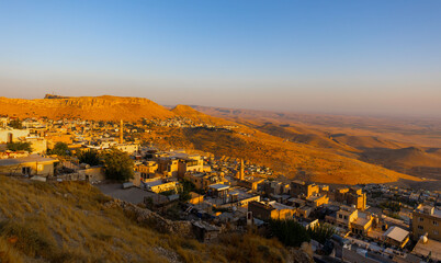 Obraz premium Ancient and stone houses of Old Mardin (Eski Mardin) with Mardin Castle, Located South Eastern of Turkey
