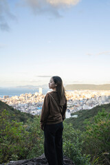 Naklejka premium 山林を散策する女性