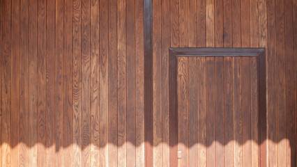 Sombra de alero en puerta de tablones de madera - obrazy, fototapety, plakaty