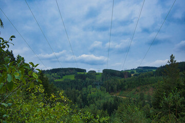 Strom, Stromleitung, Strommast an der Bleilochtalsperre bei Harra, Thüringen, Deutschland