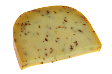 Morceau de Gouda au cumin en gros plan sur fond blanc