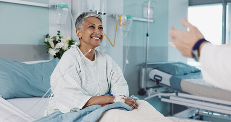 Obraz premium Hospital, doctor and woman consulting with good news with ventilation tube for oxygen, medical service and care. Healthcare, happy and mature person smile for surgery recovery, wellness and results