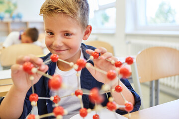 Elementary schoolkid learning through molecular structure