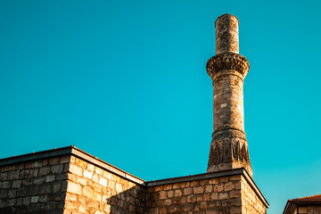 Obraz premium Kesik Minaret (Korkut Mosque), located among the historical structures and fascinating natural beauties of Antalya's Kaleici. Antalya, Turkey.