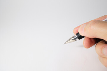 黒色のボールペンを持つ人のイメージ