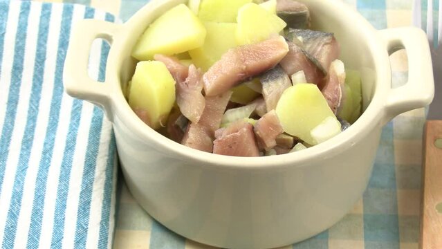 salade d'hareng, pommes de terre et oignons	