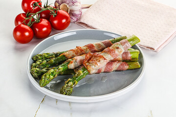 Grilled asparagus with bacon