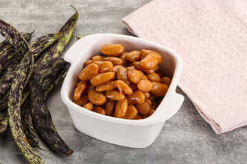 Canned white bean in tomato sauce