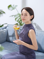 お茶を飲む女性