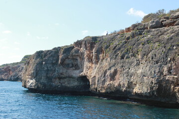 Felsenküste und Klippen der Insel Mallorca