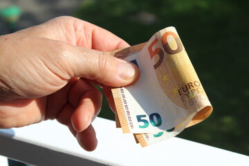 Banconote da 50 euro nelle mani di un uomo - ricchezza