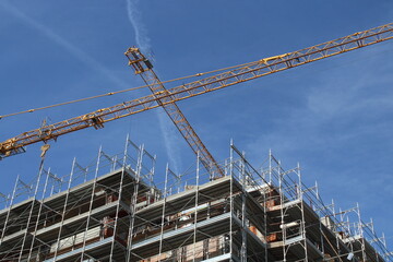 Lavori in corso nel cantiere edile per costruire nuovi edifici