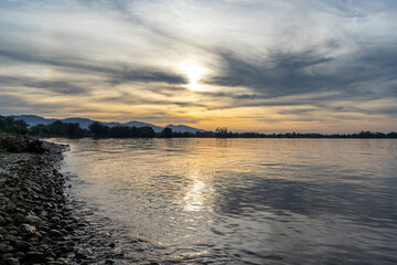 Obraz premium sunset over the lake with clouds