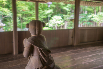 京都 夏の高山寺の新緑を眺める善財童子の木像の可愛らしい後ろ姿