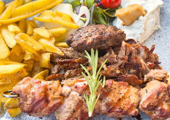 griechische Spezialitäten, Schweinespieß Souvlaki, Gyros, Souzuki Hacksteak mit Pommes und Zaziki