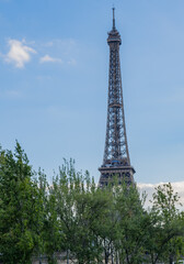 Fototapeta na wymiar Blick auf den berühmten Pariser Eiffelturm in Paris