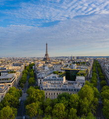 Fototapeta premium Straße und Gebäude mit Blick auf den berühmten Pariser Eiffelturm in Paris