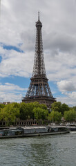 Fototapeta na wymiar Ausflugsschiffe auf dem Fluss Seine und im Hintergrund der Eifelturm in Paris
