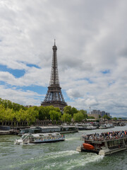 Ausflugsschiffe auf dem Fluss Seine und im Hintergrund der Eifelturm in Paris