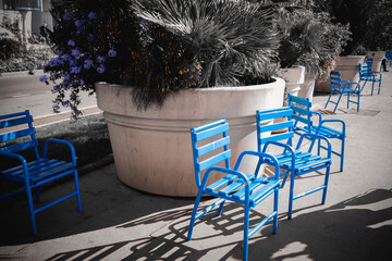 Cannes Ładne niebieskie krzesła na wybrzeżu Lazurowego Wybrzeża w czarno-białym formacie...