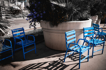 Cannes Ładne niebieskie krzesła na wybrzeżu Lazurowego Wybrzeża w czarno-białym formacie vintage