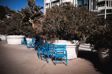 Cannes Ładne niebieskie krzesła na wybrzeżu Lazurowego Wybrzeża w czarno-białym formacie vintage - obrazy, fototapety, plakaty