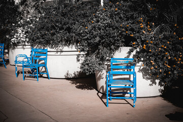 Cannes Ładne niebieskie krzesła na wybrzeżu Lazurowego Wybrzeża w czarno-białym formacie vintage