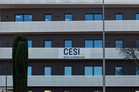 la fa&ccedil;ade avec le logo de l'ecole d'ingenieur CESI &agrave; Aix-en-provence