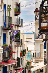Blick durch geschmückte bunte Gasse in Südeuropa, Spanien im Hochformat
