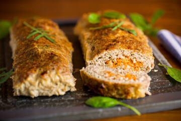 Cooked minced meatloaf with vegetable filling inside.