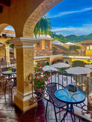 Terraza del restaurante en Antigua Guatemala con vista al patio interno del hotel.