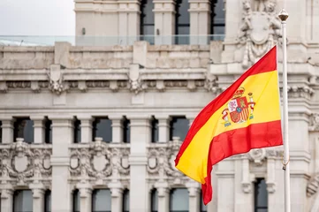 Crédence de cuisine en verre imprimé Madrid Flag of Spain flying in the wind in front of the Madrid city hall building