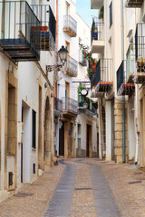 Historische südeuropäische Gasse eines typischen spanischen Dorf.