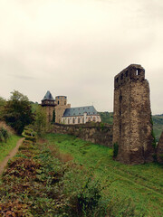 Blick auf die Stadtmauer und die Kirche St. Martin in Oberwesel am Rhein im deutschen Bundesland...